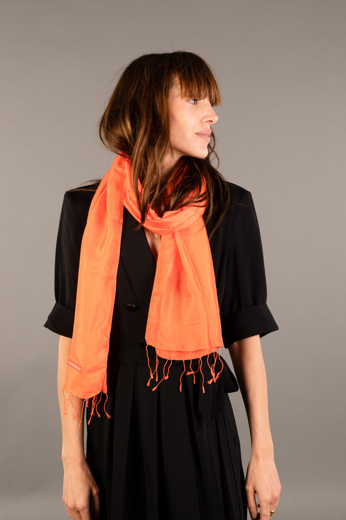 Le Krama Soyeux Orangé dans son écrin en feuille de palmier - Femme