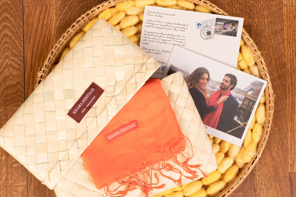 Le Krama Soyeux Orangé dans son écrin en feuille de palmier - Femme