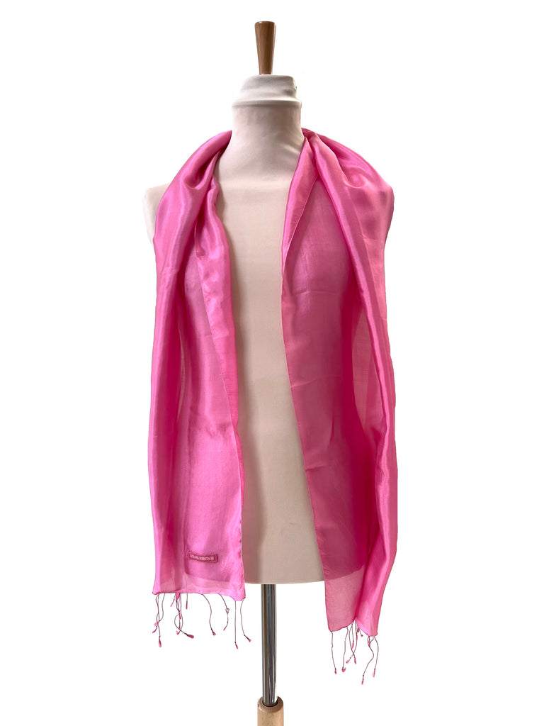 Le Krama Soyeux Rose Bonbon dans son écrin en feuille de palmier - Homme