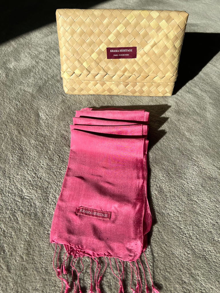 Le Krama Soyeux Rose Bonbon dans son écrin en feuille de palmier - Homme