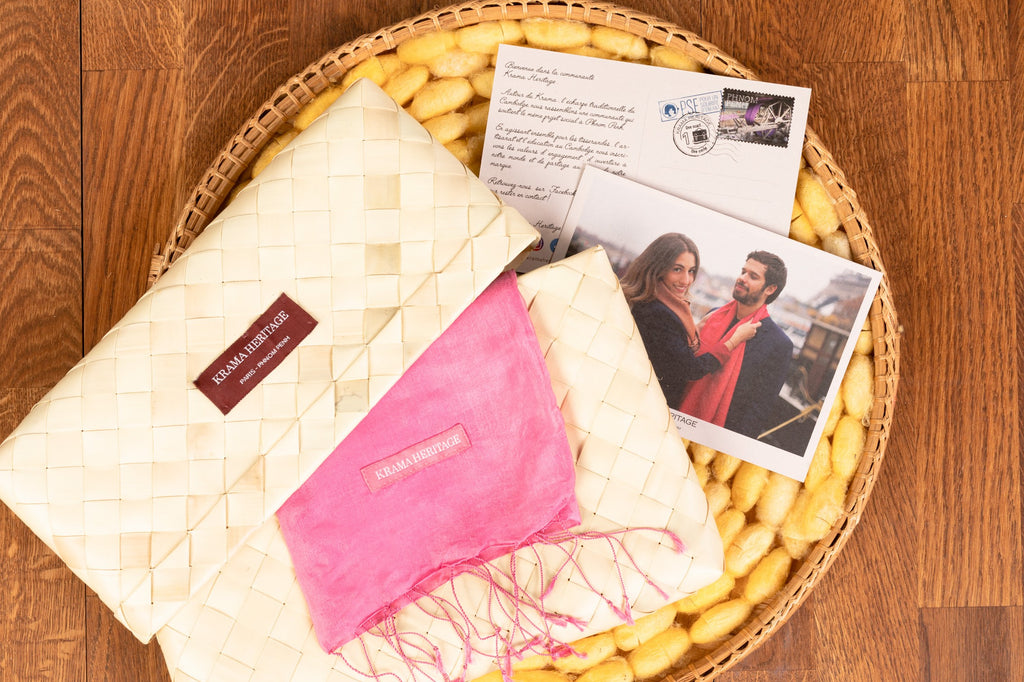 Le Krama Soyeux Rose Bonbon dans son écrin en feuille de palmier - Homme