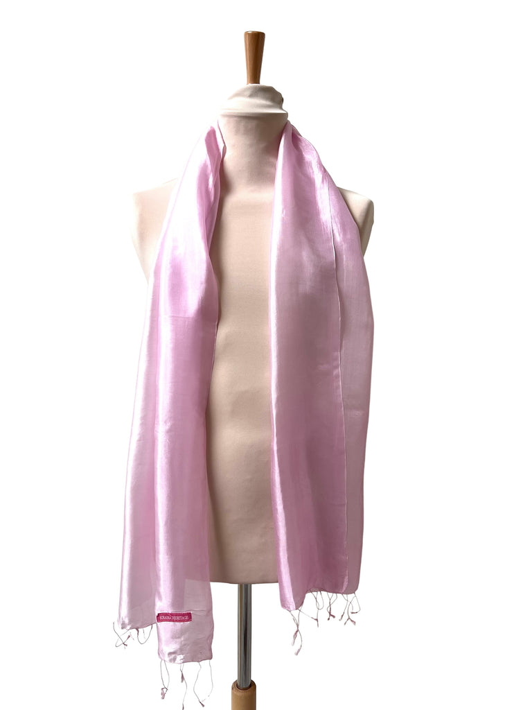 Le Krama Soyeux Rose Clair dans son écrin en feuille de palmier - Homme