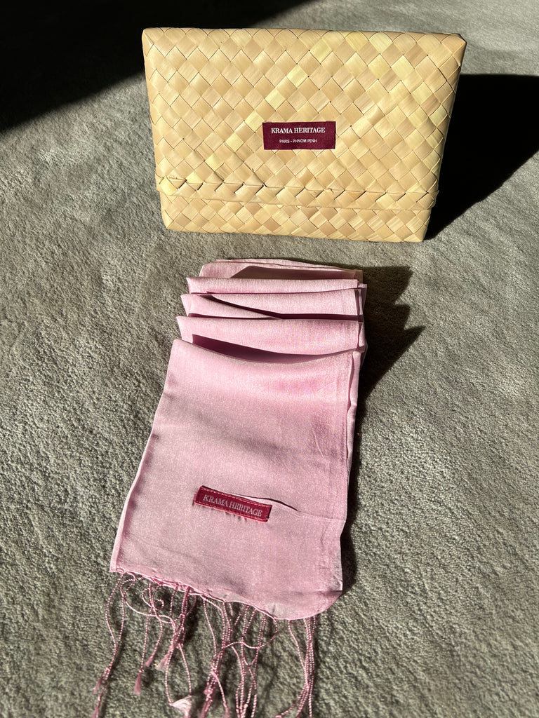 Le Krama Soyeux Rose Clair dans son écrin en feuille de palmier - Femme