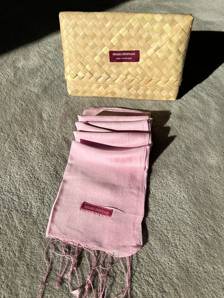 Le Krama Soyeux Rose Clair dans son écrin en feuille de palmier - Homme