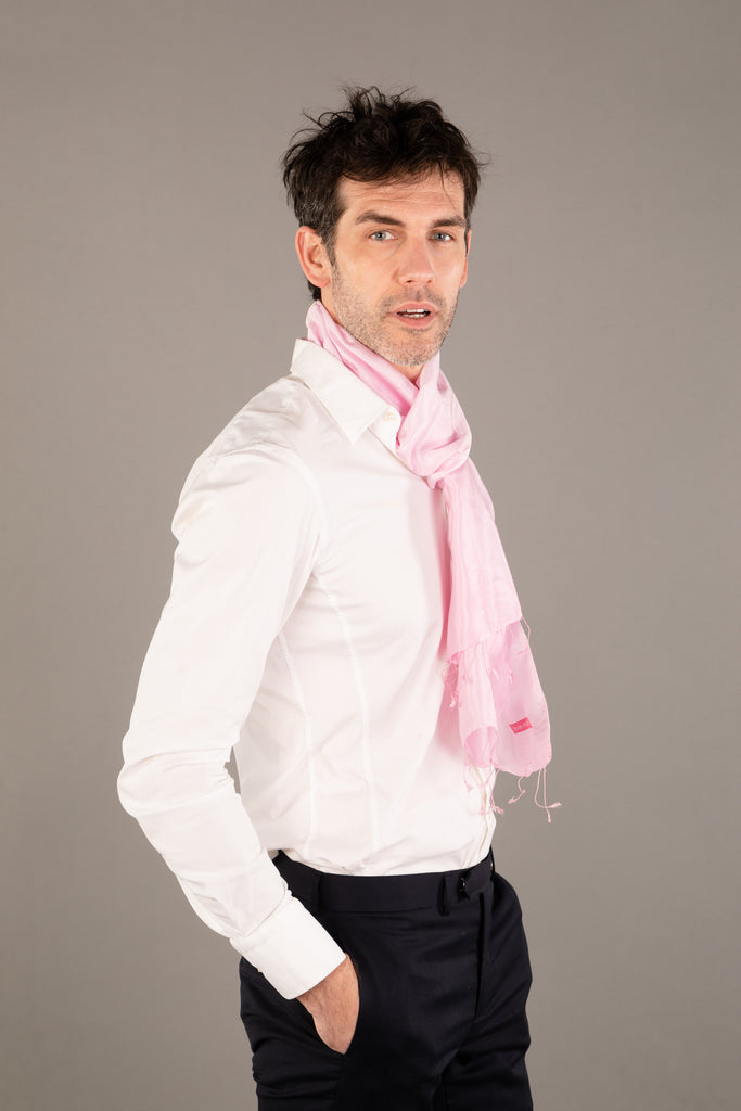 Le Krama Soyeux Rose Clair dans son écrin en feuille de palmier - Homme