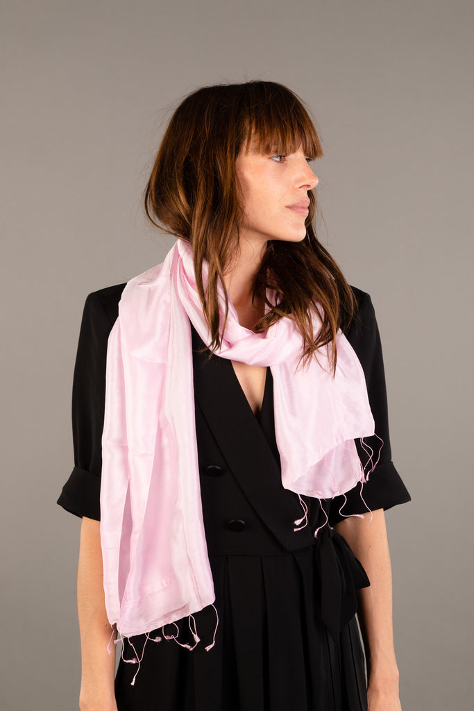 Le Krama Soyeux Rose Clair dans son écrin en feuille de palmier - Femme