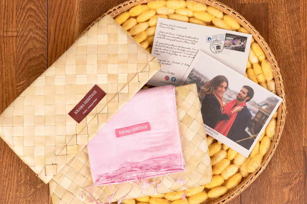 Le Krama Soyeux Rose Clair dans son écrin en feuille de palmier - Femme