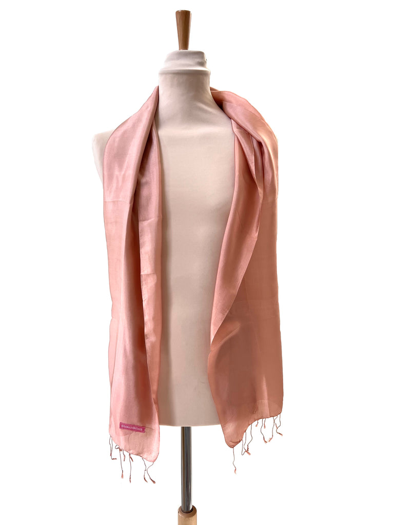 Le Krama Soyeux Rose Saumon dans son écrin en feuille de palmier - Femme