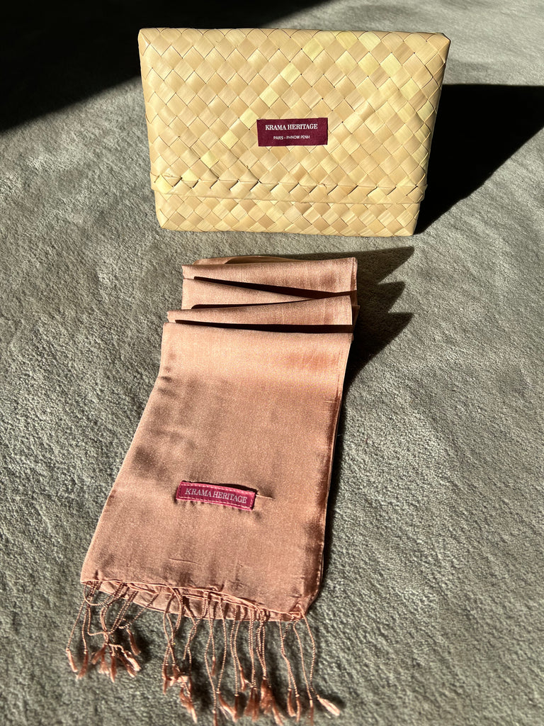 Le Krama Soyeux Rose Saumon dans son écrin en feuille de palmier - Homme