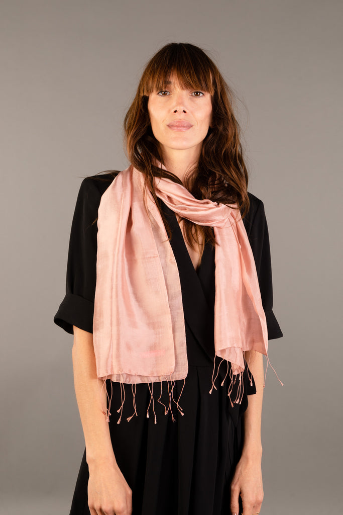 Le Krama Soyeux Rose Saumon dans son écrin en feuille de palmier - Femme