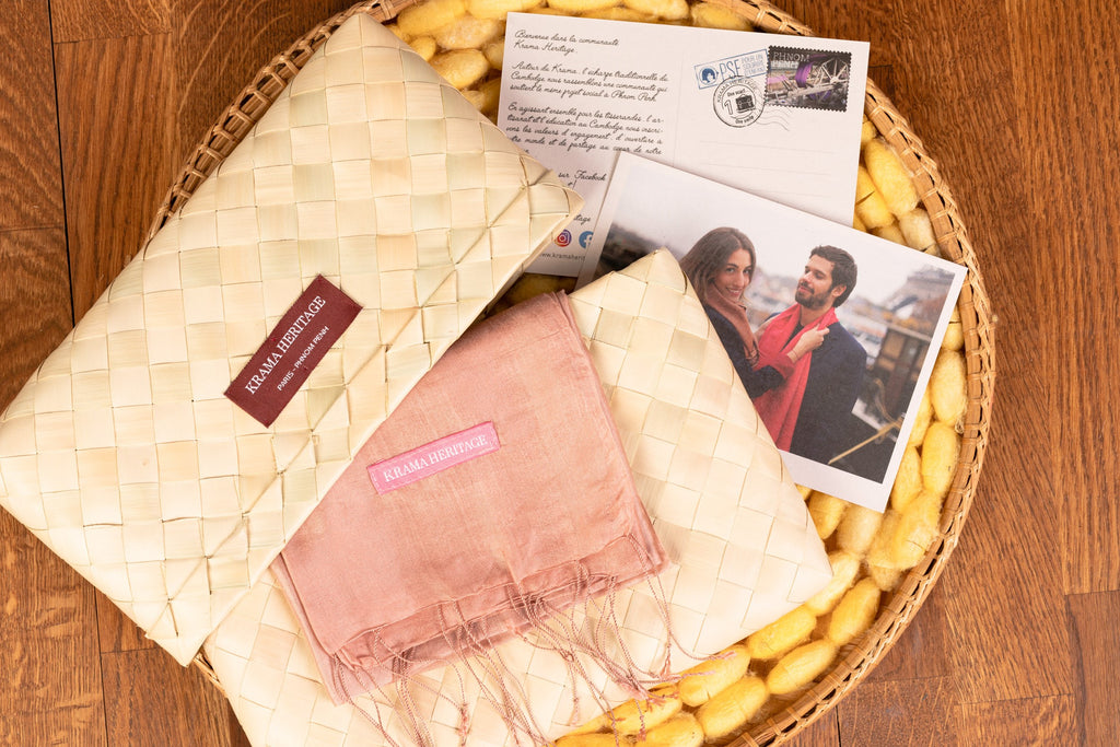 Le Krama Soyeux Rose Saumon dans son écrin en feuille de palmier - Femme