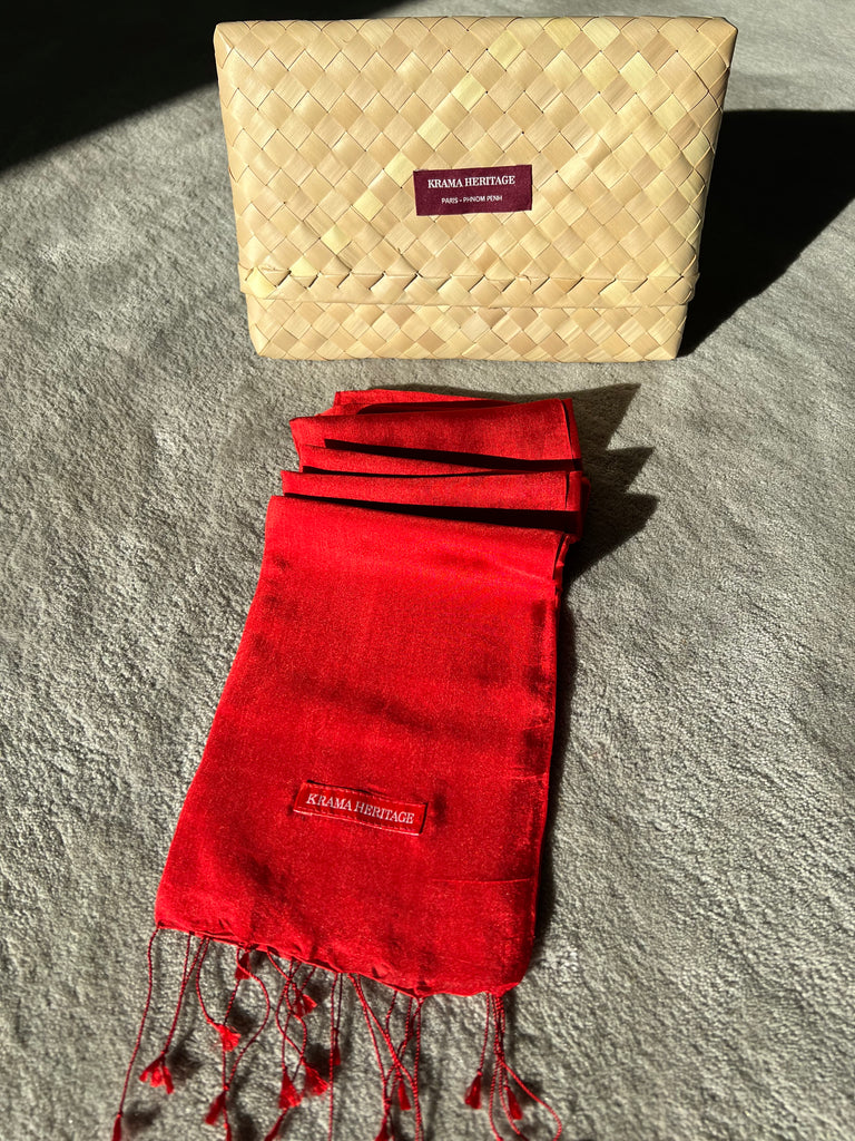 Le Krama Soyeux Rouge Garance dans son écrin en feuille de palmier - Femme