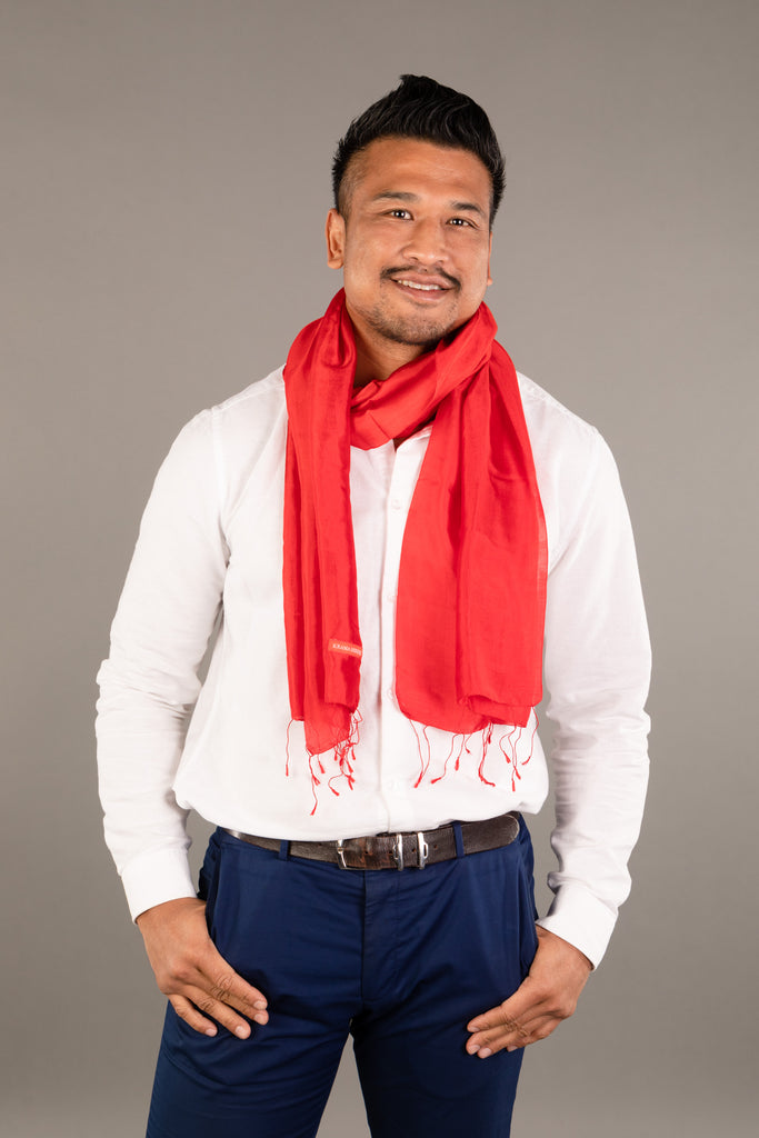 Le Krama Soyeux Rouge Garance dans son écrin en feuille de palmier - Homme