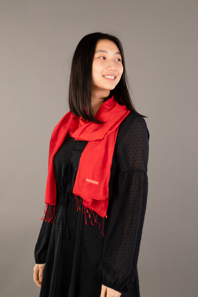 Le Krama Soyeux Rouge Garance dans son écrin en feuille de palmier - Femme