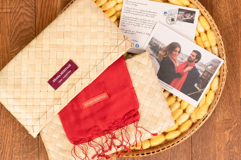 Le Krama Soyeux Rouge Garance dans son écrin en feuille de palmier - Femme