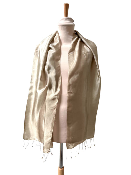 Le Krama Soyeux Sable dans son écrin en feuille de palmier - Femme