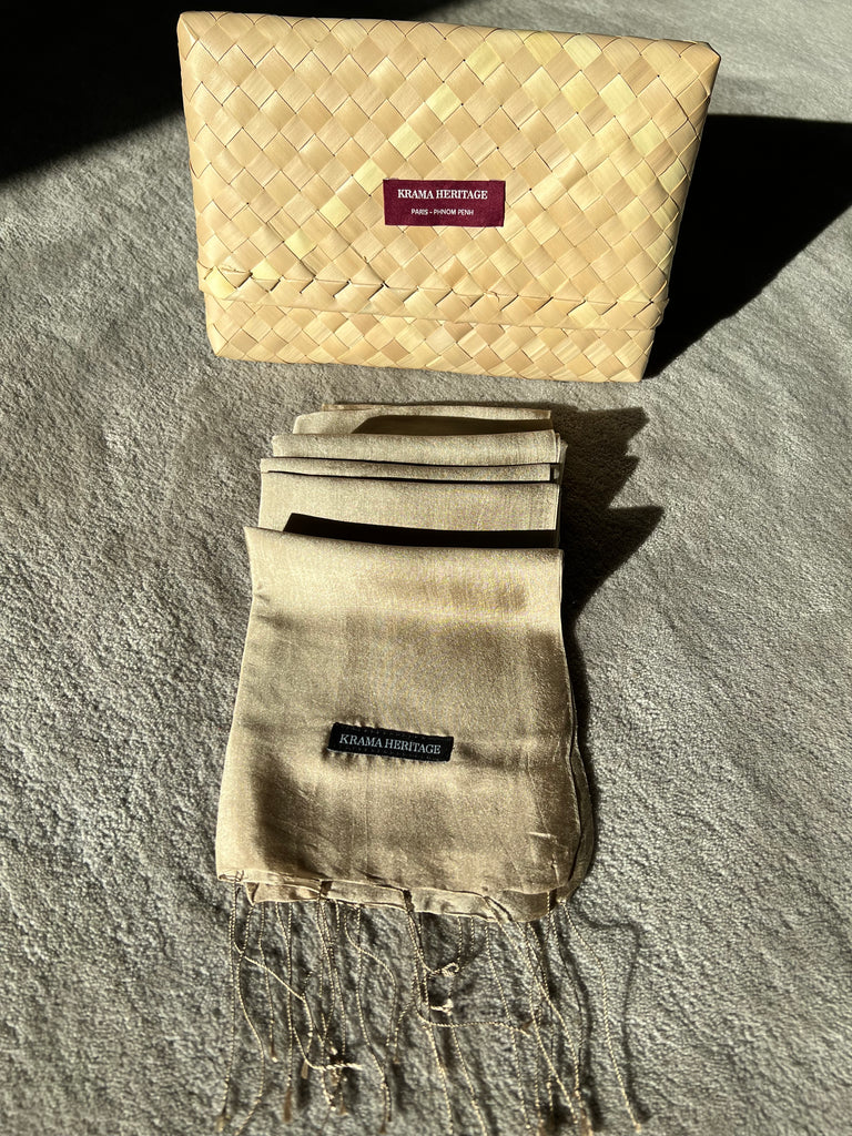 Le Krama Soyeux Sable dans son écrin en feuille de palmier - Femme