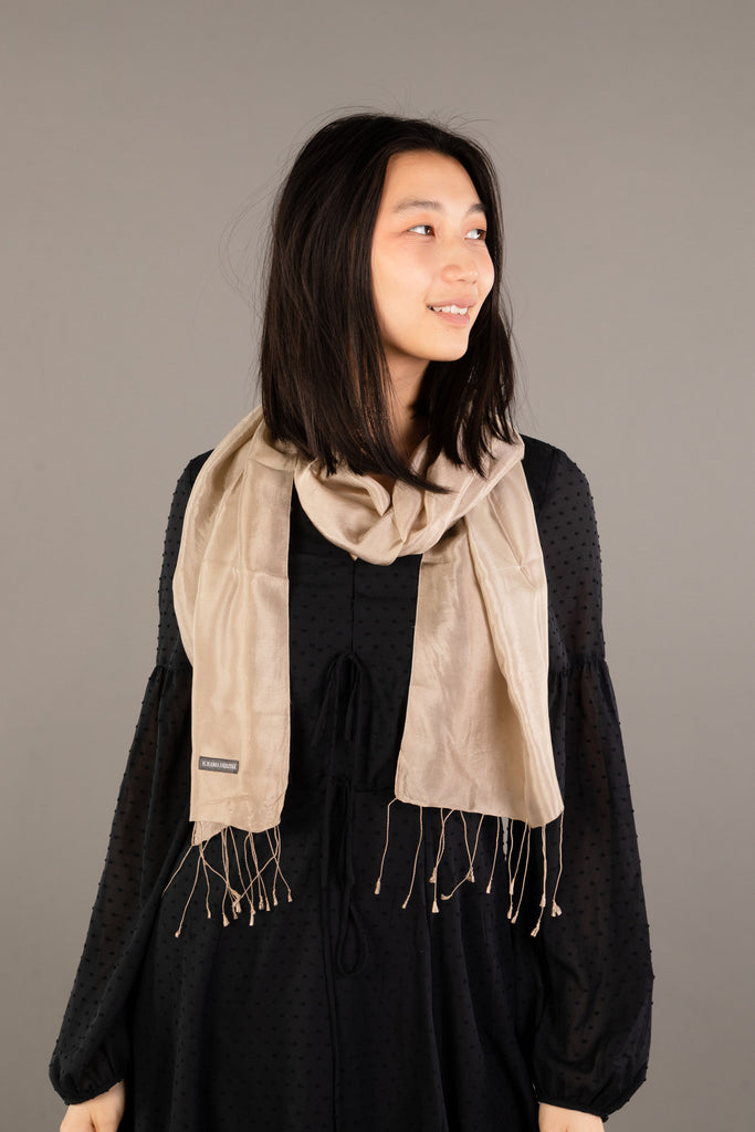 Le Krama Soyeux Sable dans son écrin en feuille de palmier - Femme