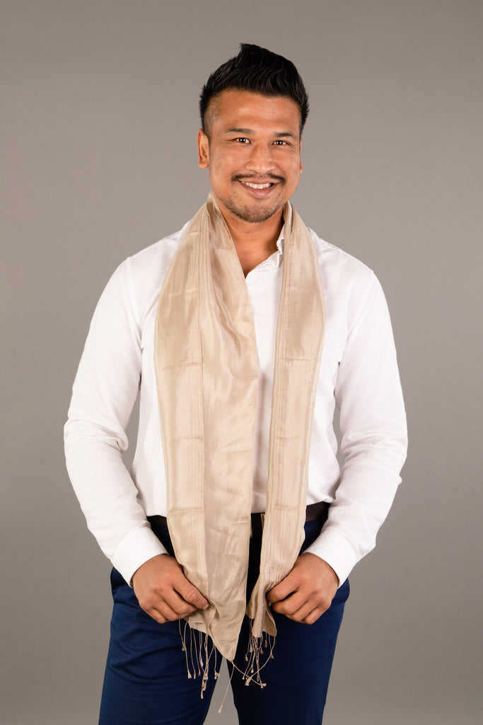 Le Krama Soyeux Sable dans son écrin en feuille de palmier - Homme