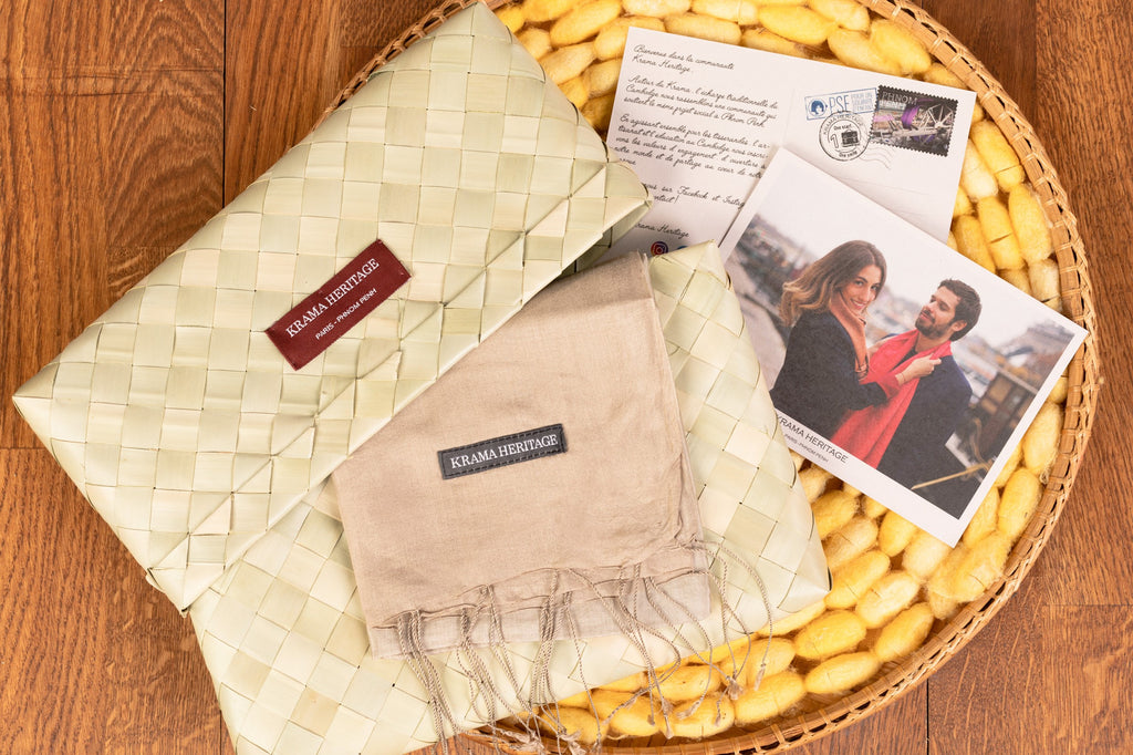 Le Krama Soyeux Sable dans son écrin en feuille de palmier - Femme