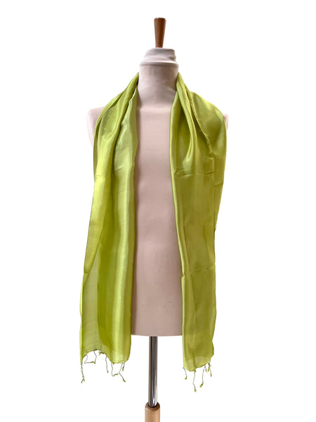 Le Krama Soyeux Vert Chartreuse dans son écrin en feuille de palmier - Homme