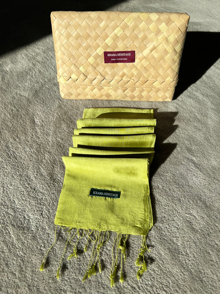 Le Krama Soyeux Vert Chartreuse dans son écrin en feuille de palmier - Femme