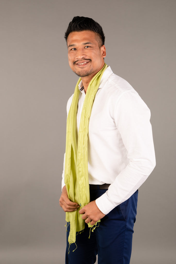 Le Krama Soyeux Vert Chartreuse dans son écrin en feuille de palmier - Homme