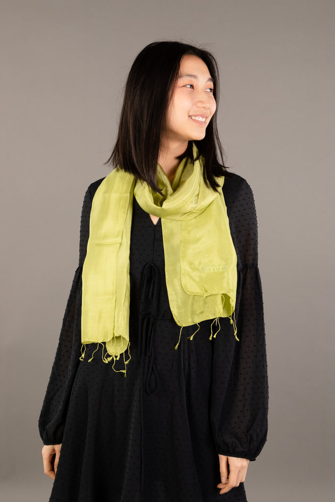 Le Krama Soyeux Vert Chartreuse dans son écrin en feuille de palmier - Femme