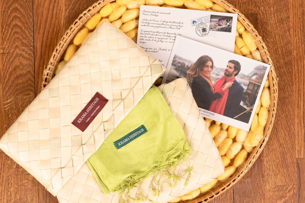 Le Krama Soyeux Vert Chartreuse dans son écrin en feuille de palmier - Femme