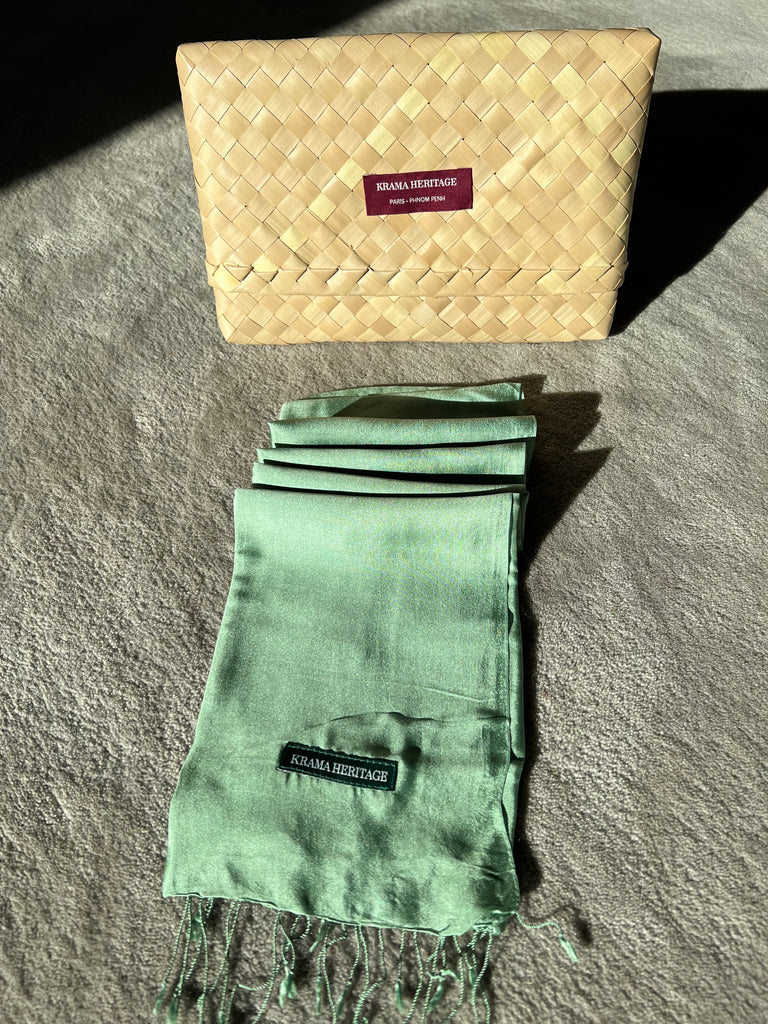Le Krama Soyeux Vert Pomme dans son écrin en feuille de palmier - Femme