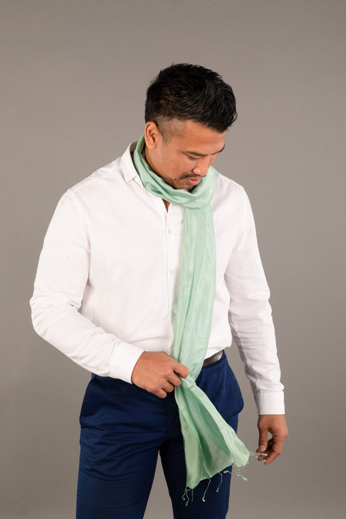 Le Krama Soyeux Vert Pomme dans son écrin en feuille de palmier - Homme