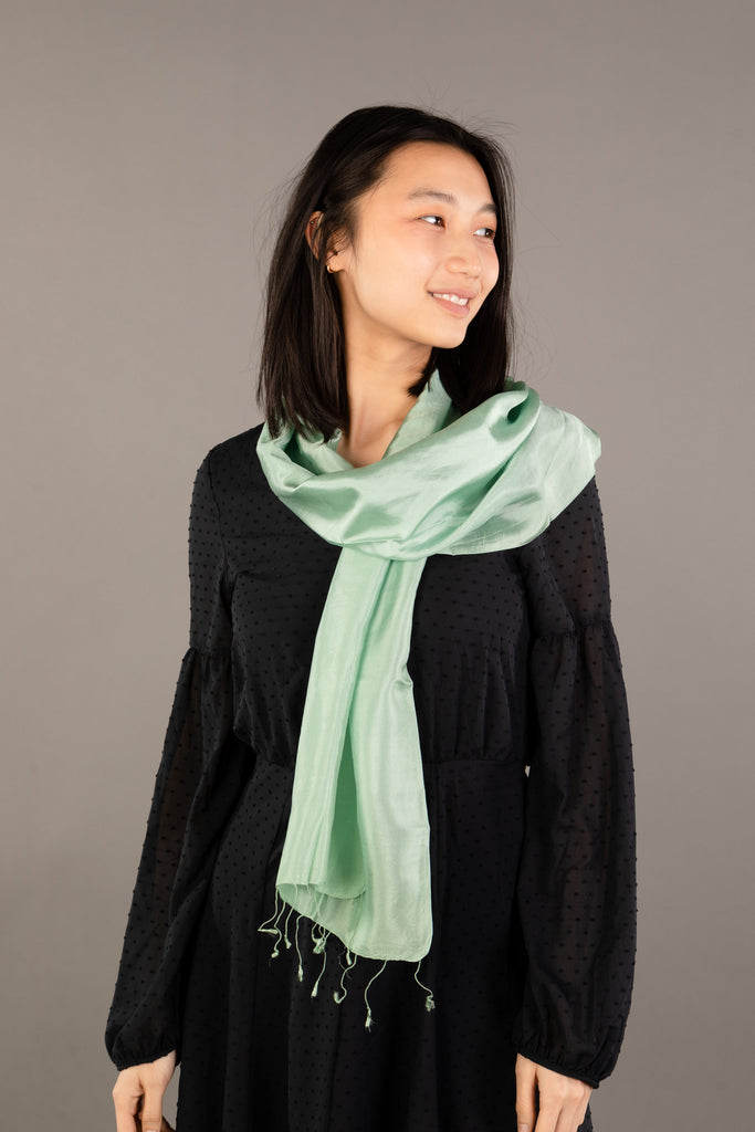 Le Krama Soyeux Vert Pomme dans son écrin en feuille de palmier - Femme