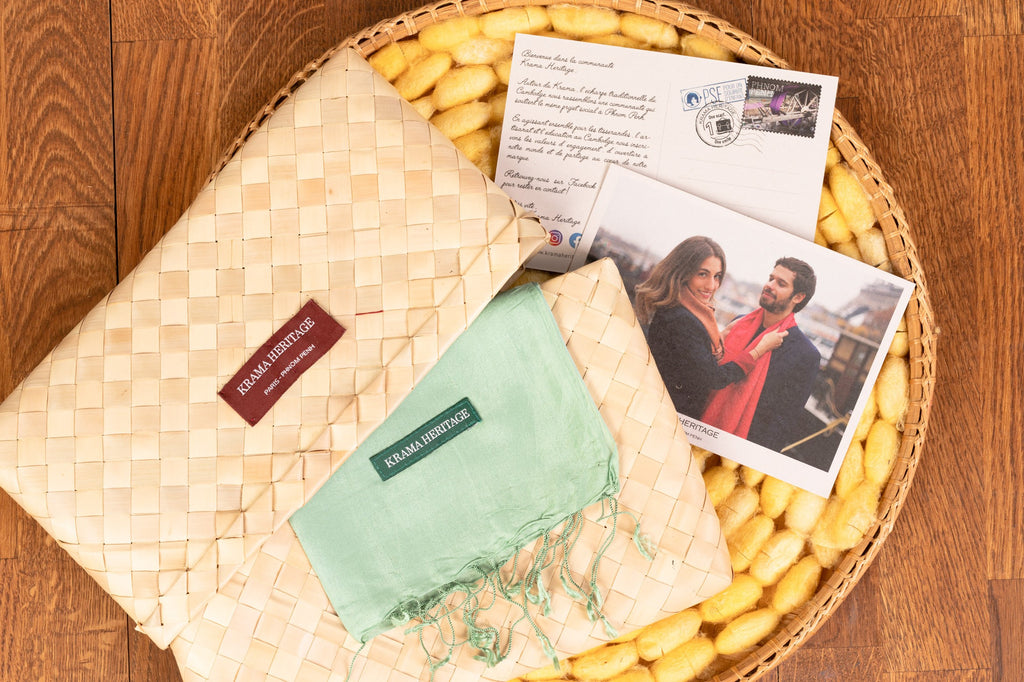 Le Krama Soyeux Vert Pomme dans son écrin en feuille de palmier - Homme