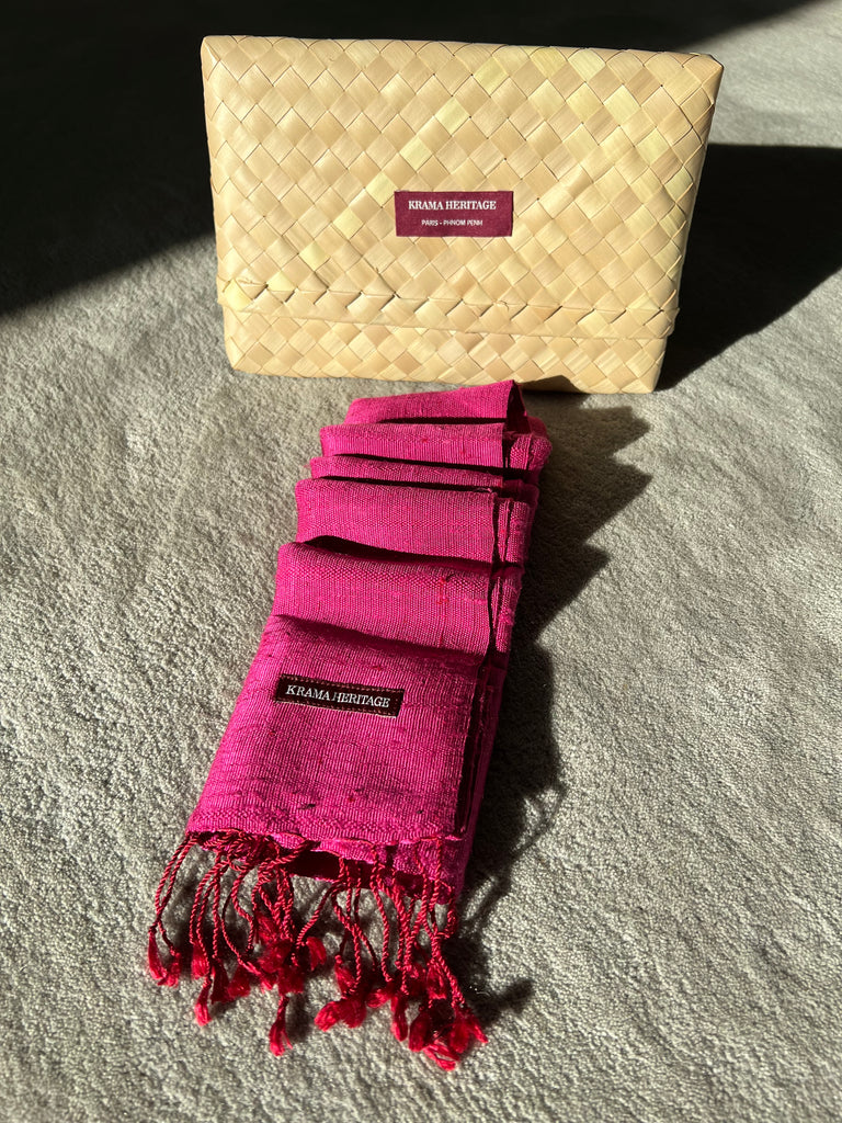 Le Krama Brut Fushia dans son écrin en feuille de palmier - Femme