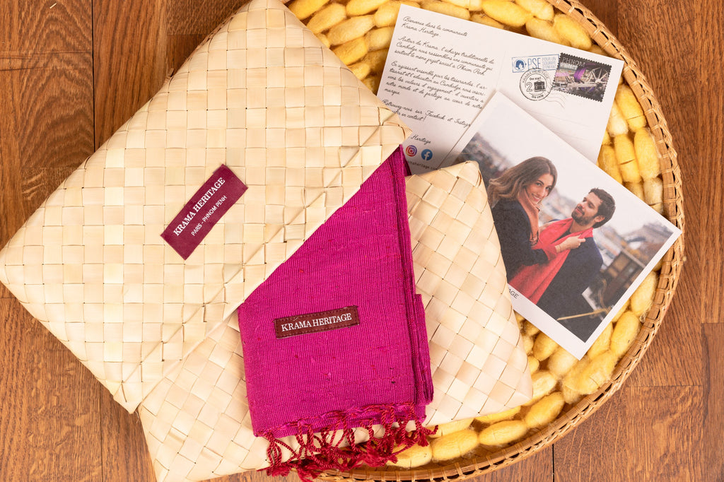 Le Krama Brut Fushia dans son écrin en feuille de palmier - Femme