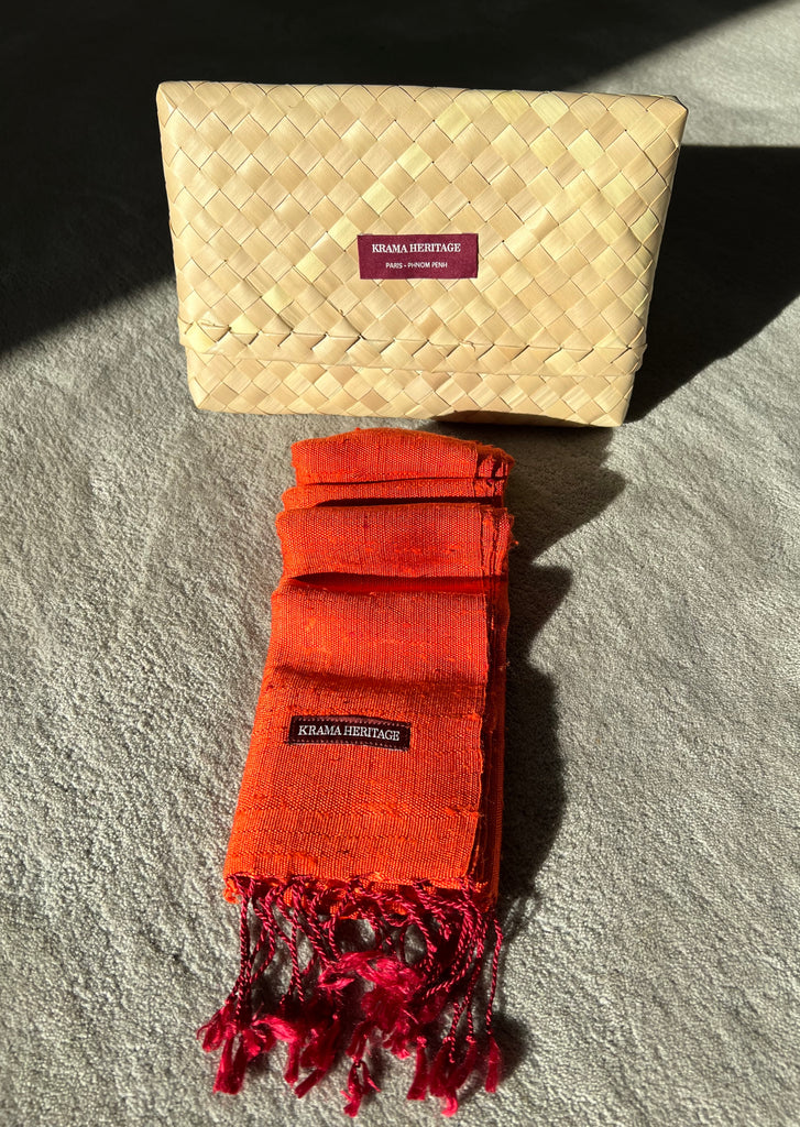 Le Krama Brut Orangé dans son écrin en feuille de palmier - Femme