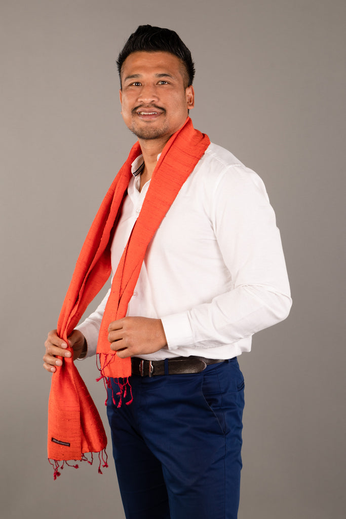 Le Krama Brut Orangé dans son écrin en feuille de palmier - Homme