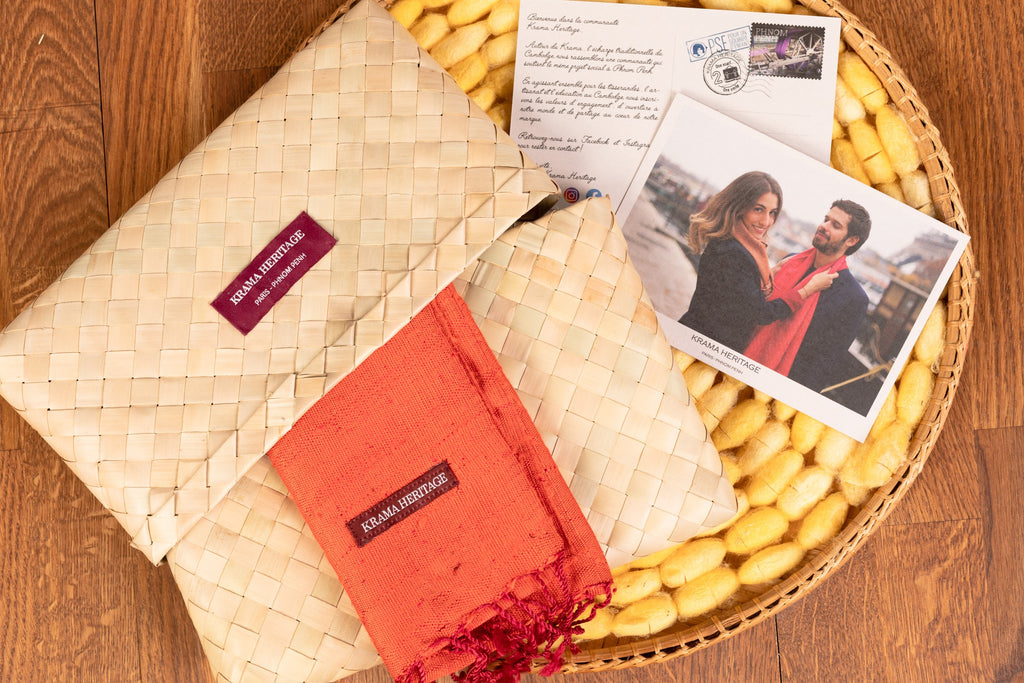 Le Krama Brut Orangé dans son écrin en feuille de palmier - Femme