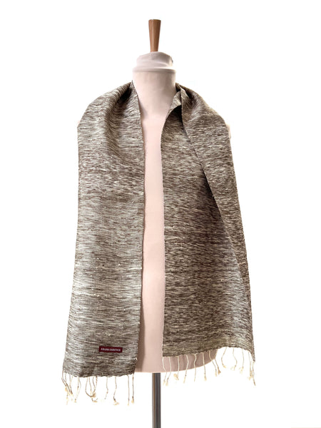 Le Krama Brut Sable dans son écrin en feuille de palmier - Femme