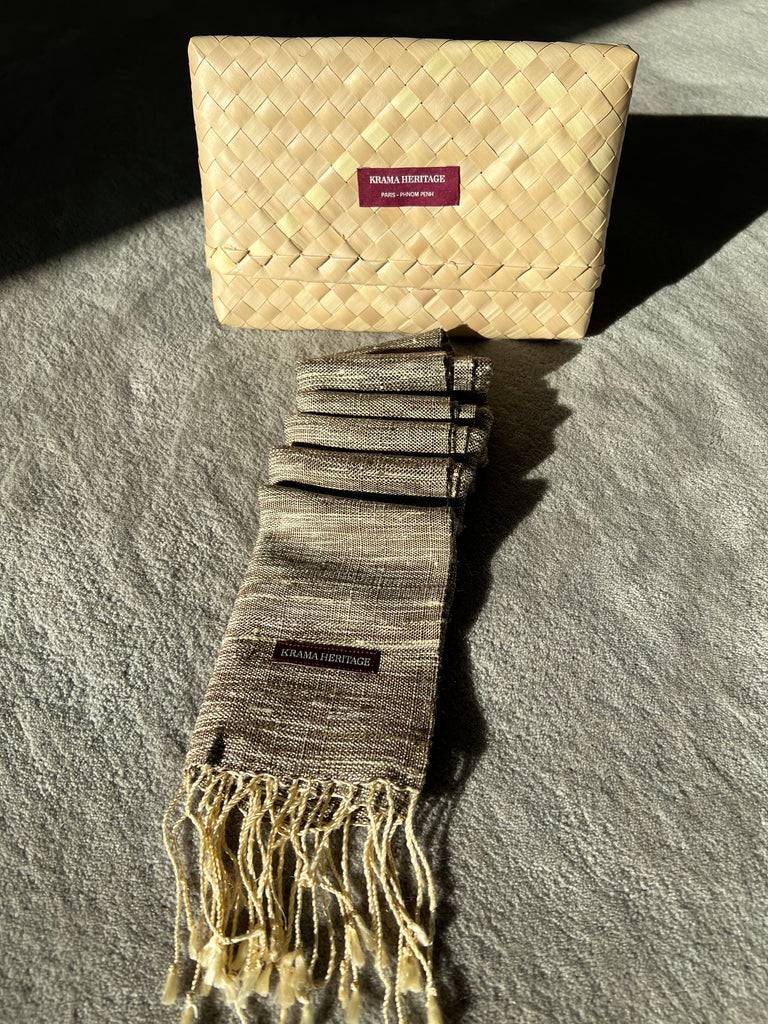 Le Krama Brut Sable dans son écrin en feuille de palmier - Femme