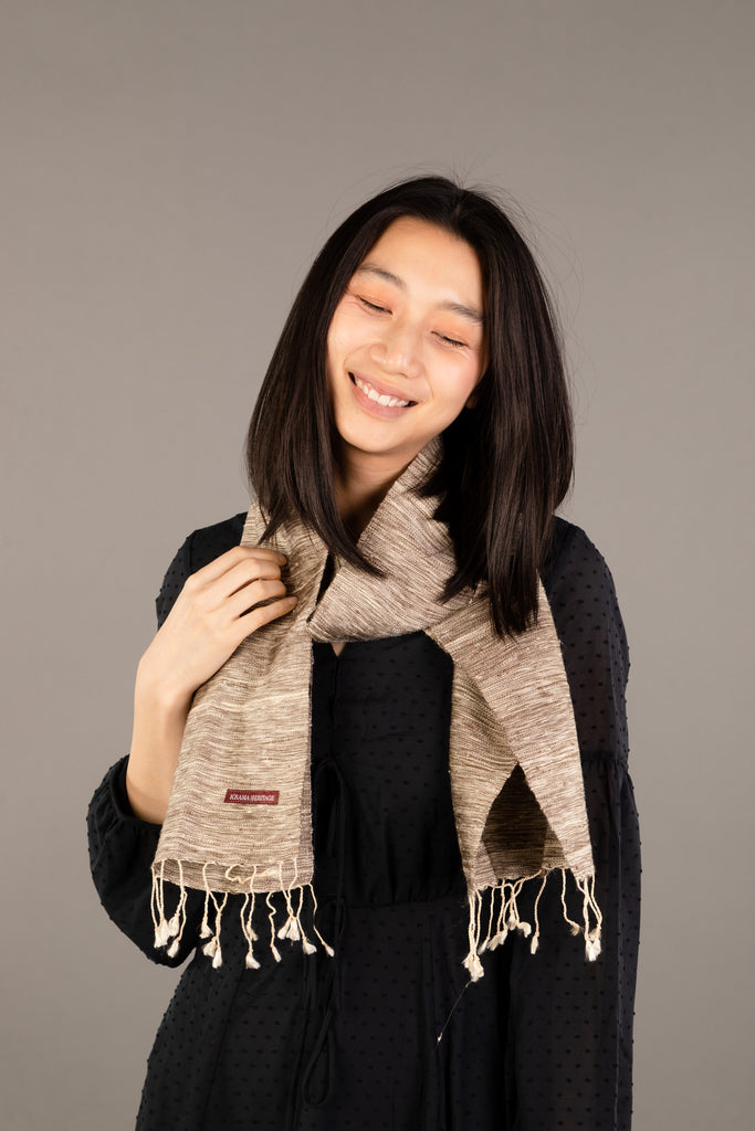 Le Krama Brut Sable dans son écrin en feuille de palmier - Femme