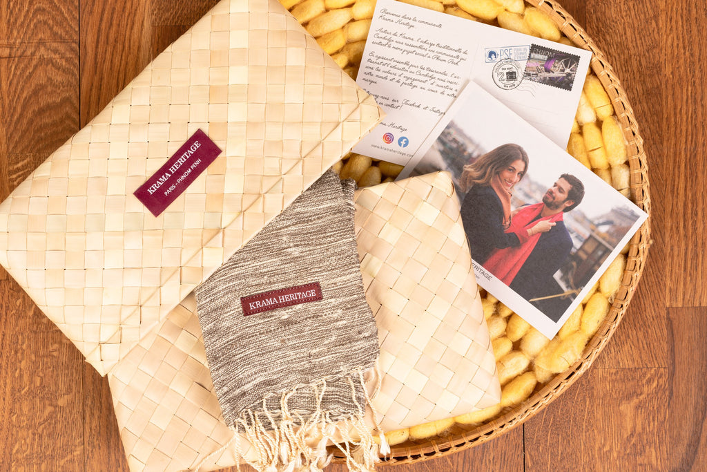 Le Krama Brut Sable dans son écrin en feuille de palmier - Femme