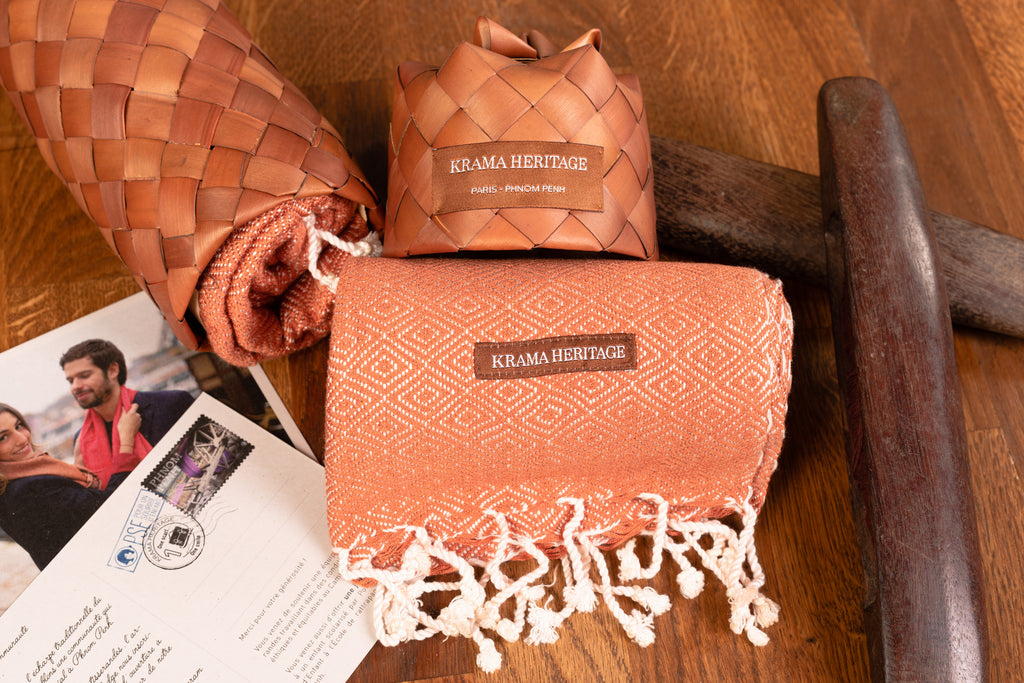 Le Petit Krama Chaud Beige Ocre dans son écrin en feuille de palmier - Femme