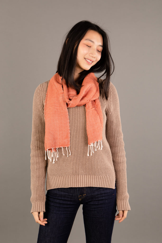 Le Petit Krama Chaud Beige Ocre dans son écrin en feuille de palmier - Femme