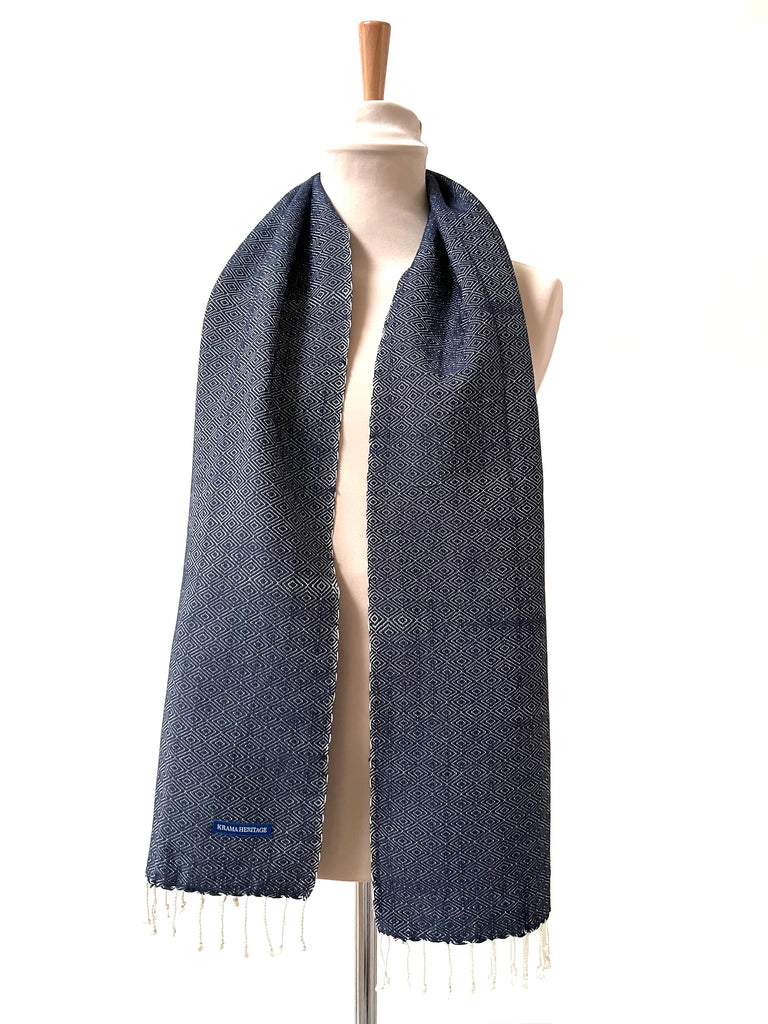 Le Petit Krama Chaud Bleu Marine dans son écrin en feuille de palmier - Femme