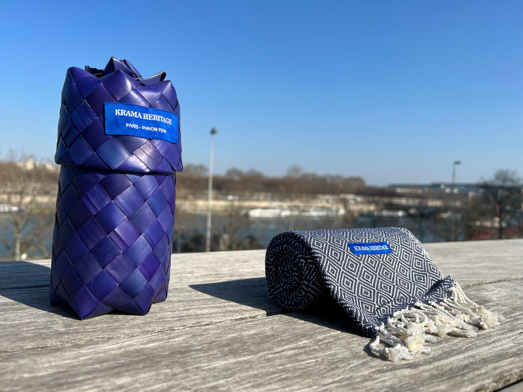 Le Petit Krama Chaud Bleu Marine dans son écrin en feuille de palmier - Femme