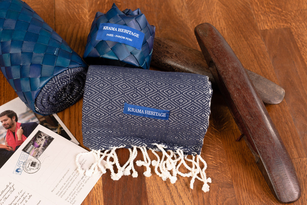 Le Petit Krama Chaud Bleu Marine dans son écrin en feuille de palmier - Femme