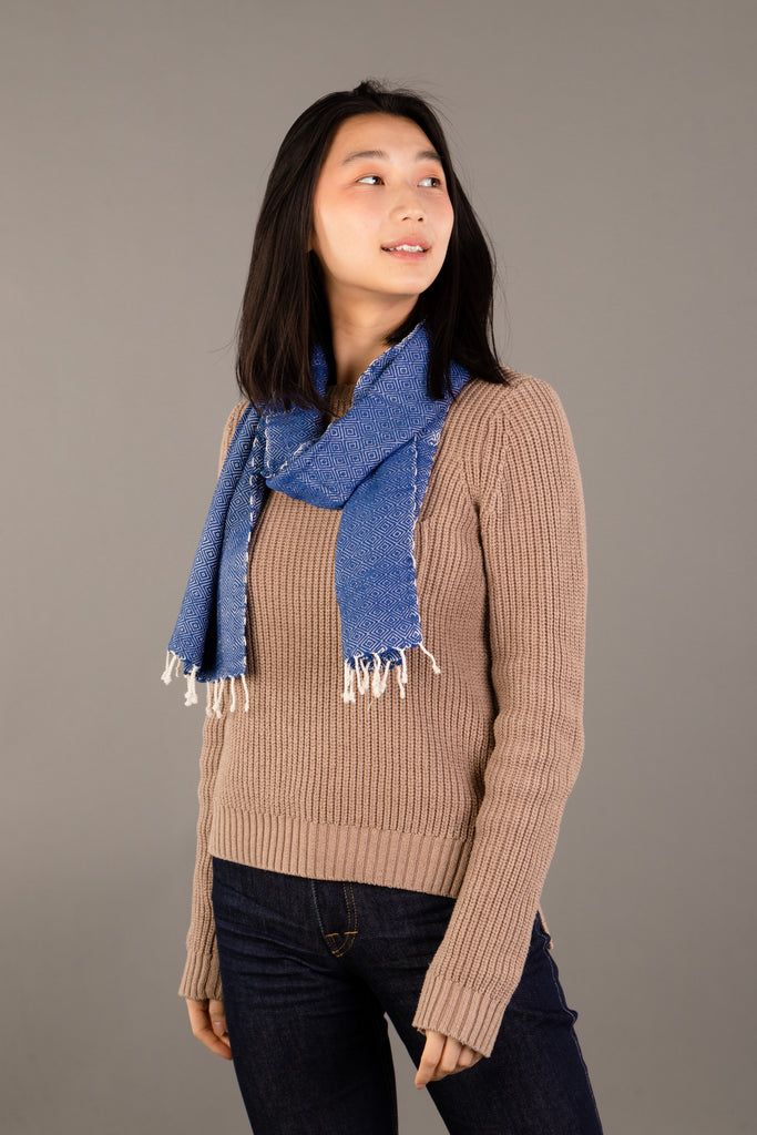 Le Petit Krama Chaud Bleu Roi dans son écrin en feuille de palmier - Femme