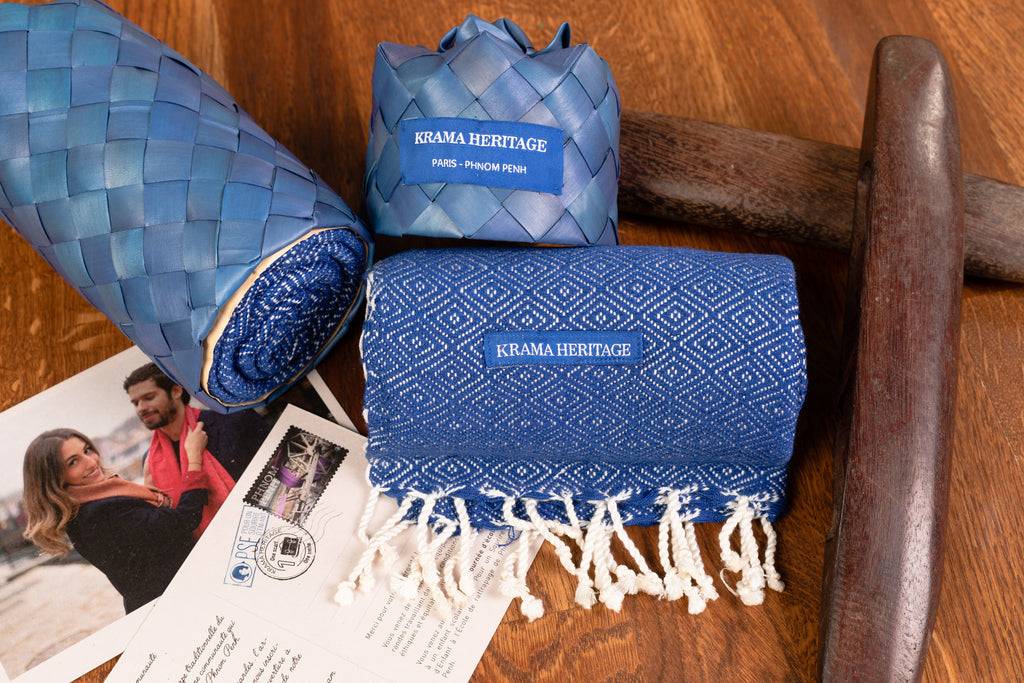 Le Petit Krama Chaud Bleu Roi dans son écrin en feuille de palmier - Homme