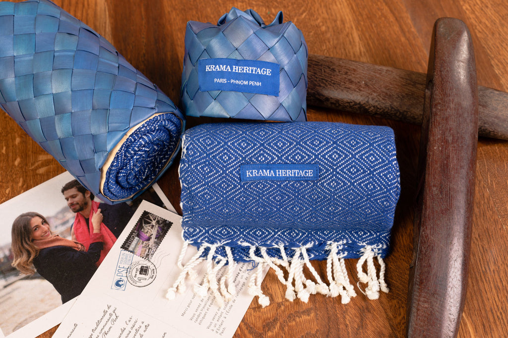 Le Petit Krama Chaud Bleu Roi dans son écrin en feuille de palmier - Femme